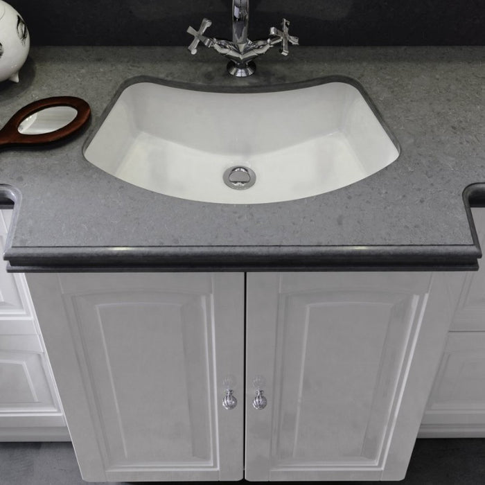 dettaglio del top in marmo lavorato con lavabo sottopiano in ceramica bianca utilizzati nella composizione mobile bagno classico Dorian, a terra in finitura bianca con pomoli cromati lavorati