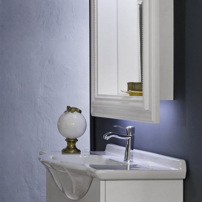 mobile bagno classico in finitura laccata bianco opaco, lavabo consolle semincasso in ceramica bianca e specchio rettangolare con cornice ad intarsi e fascia led integrata