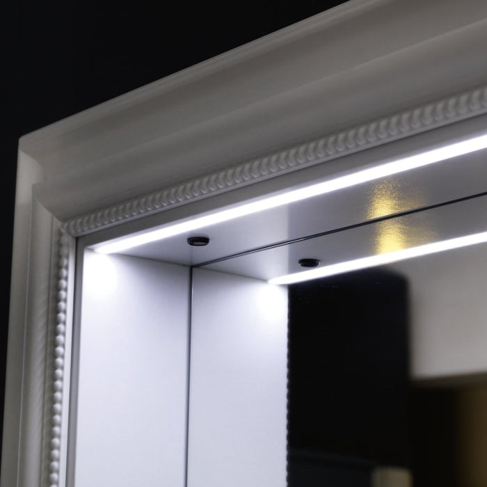 dettaglio specchiera marlene con cornice a rilievo intarsiata e fascia led integrata in finitura bianco opaco
