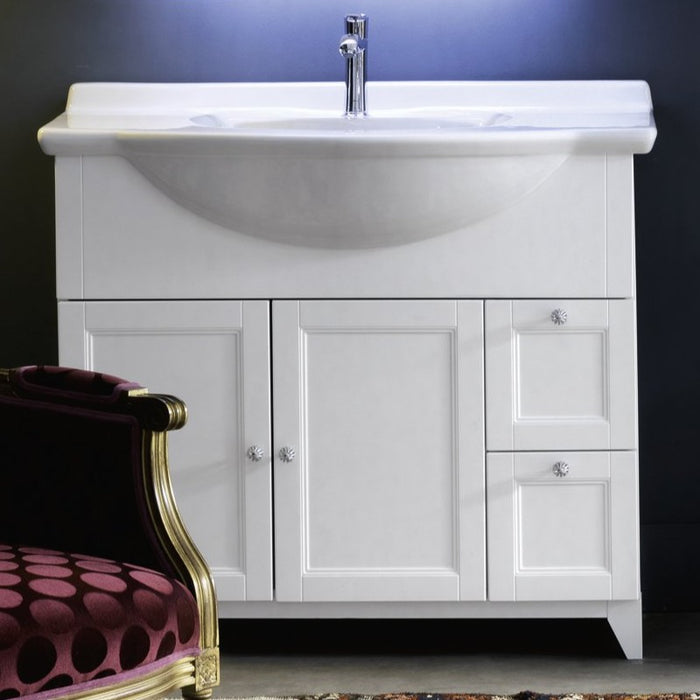 dettaglio base del mobile bagno classico in finitura laccata bianco opaco con 2 ante e 2 cassetti, lavabo consolle semincasso in ceramica bianca e pomoli in finitura argento antico