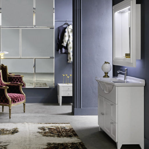 mobile bagno classico in finitura laccata bianco opaco con ante e cassetti, lavabo consolle semincasso in ceramica bianca e specchio rettangolare con cornice ad intarsi e fascia led integrata