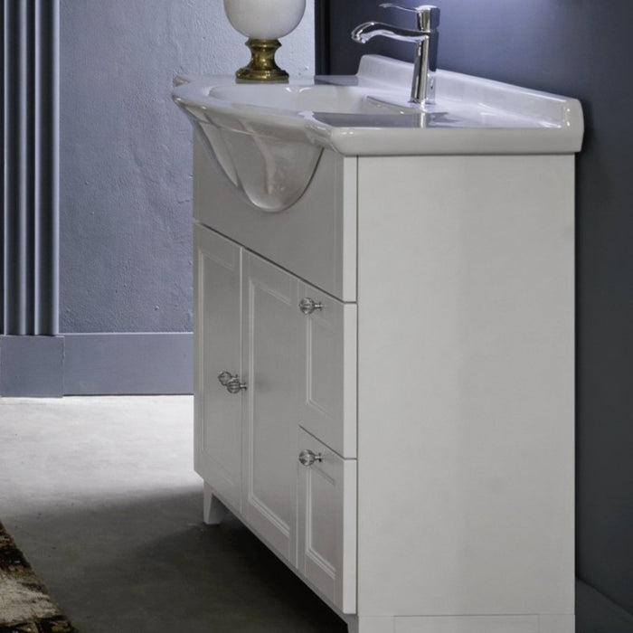 dettaglio laterale di mobile bagno classico in finitura laccata bianco opaco con ante e cassetti, lavabo consolle semincasso in ceramica bianca