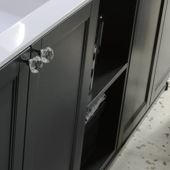 dettaglio di mobile bagno in sstile classico con pomelli in finitura swarovski 