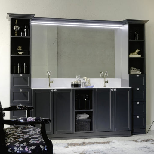 mobile bagno classico Ricordi, diamante di compab, con struttura laccata grigio ombra opaco e doppio lavabo in minueralguss. Due colonne e specchiera con fascia led. Pomoli in Swarovski.