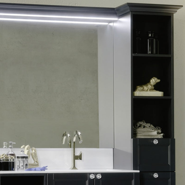 dettaglio della colonna del mobile bagno classico Ricordi, con struttura laccata grigio ombra opaco e doppio lavabo in minueralguss. Due colonne e specchiera con fascia led. Pomoli in Swarovski.