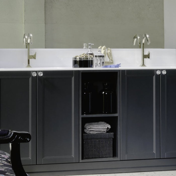 particolare del frontale del mobile bagno in stile classico della serie Ricordi, con dettagli delle ante con pomelli in finitura swarovski e vani a giorno