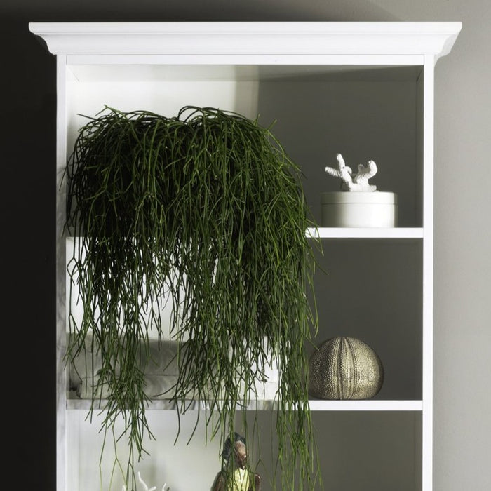 dettaglio della colonna con 6 vani a giorno abbinata al mobile bagno classico a terra della serie ricordi