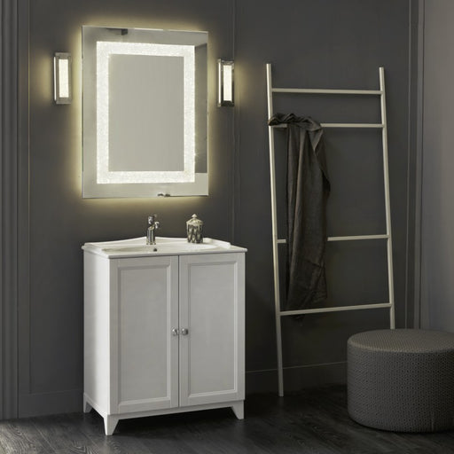 composizione mobile bagno classico a terra Ricordi, in finitura bianca, con lavabo in ceramica bianca lavorato, pomoli cromati e specchio con fascia lavorata e luminosa