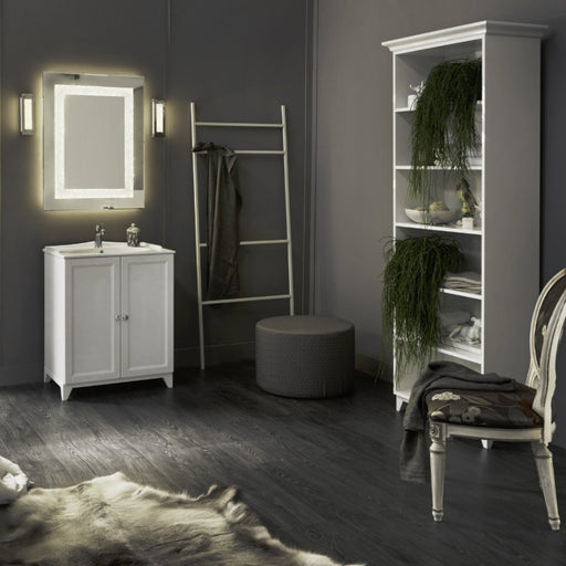 mobile bagno classico a terra Ricordi, in finitura bianca, con lavabo in ceramica bianca lavorato, pomoli cromati e specchio con fascia lavorata. Colonna con 6 vani a giorno bianca.