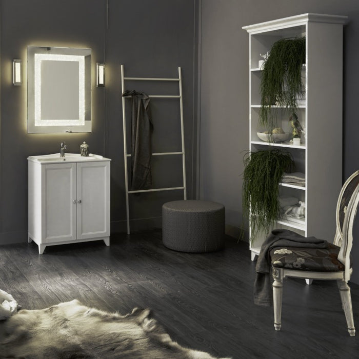 mobile bagno classico a terra Ricordi, in finitura bianca, con lavabo in ceramica bianca lavorato, pomoli cromati e specchio con fascia lavorata. Colonna con 6 vani a giorno bianca.