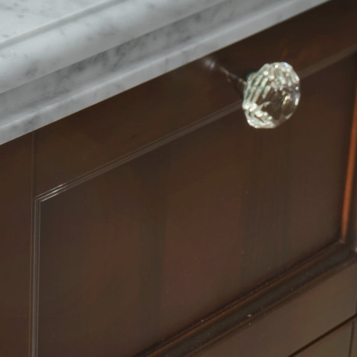 dettaglio dell' anta a telaio in finitura noce antico caratteristica della composizione mobile da bagno classico dorian, ovvero diamante di Compab