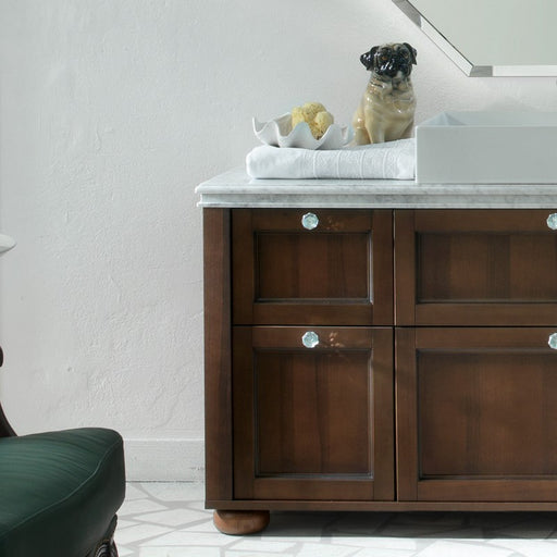 dettaglio dei cassetti noce antico mobile da bagno classico Dorian con ante a telaio, top in marmo bianco carrara con lavabo da appoggio in mineralguss e specchio ottagonale 