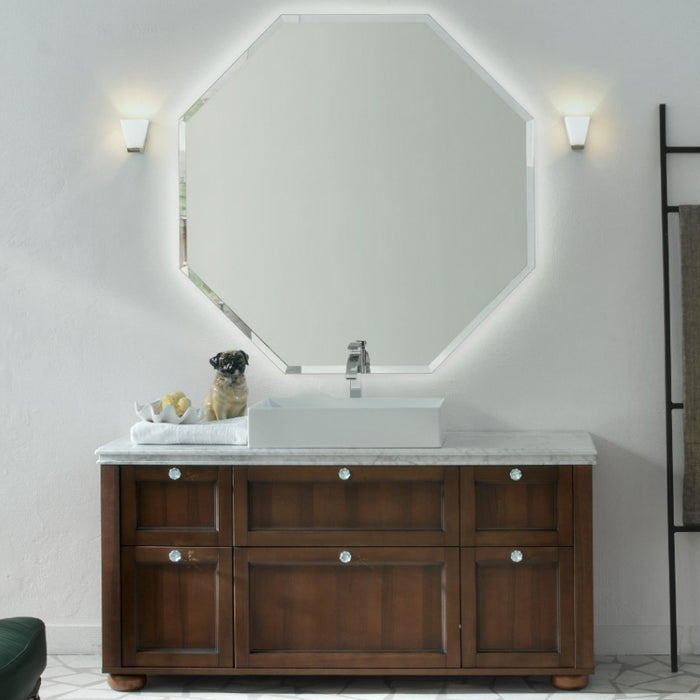 composizione mobile da bagno classico Dorian con ante a telaio in finitura noice antico, top in marmo bianco carrara con lavabo da appoggio in mineralguss e specchio ottagonale 