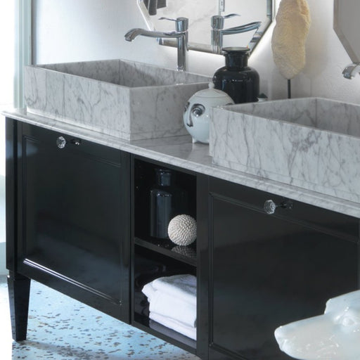 dettaglio dei frontali nero lucido e dei due lavabi in marmo di carrara del mobile da bagno in stile classico a terra con base laccata con 2 cassetti e 2 vani a giorno