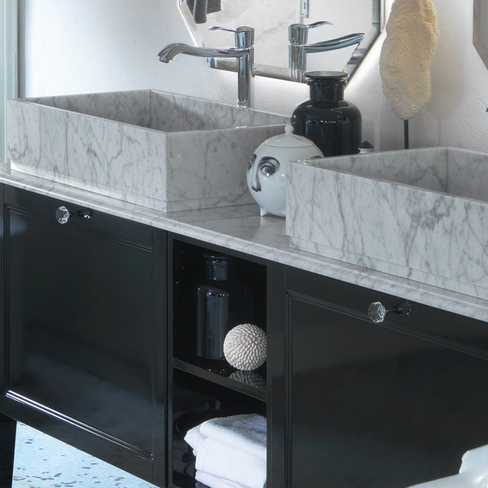 dettaglio del top in marmo di carrara e due lavabi in marmo su mobile da bagno  terra in stile classico nero lucido con pomelli in cristallo sfaccettato