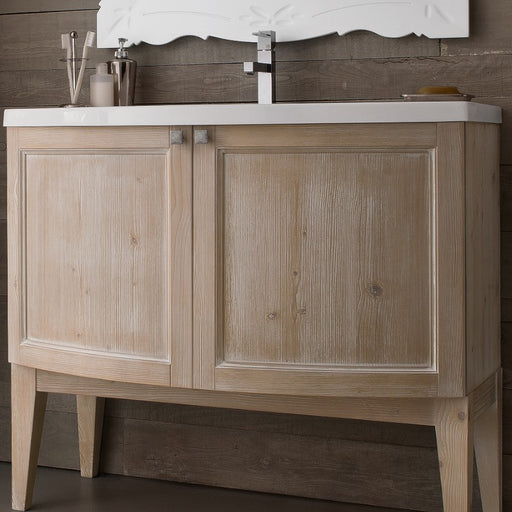 dettaglio mobile a terra anticato della serie ricordi con dettaglio delle ante e dei piedi realizzati artigianalmente