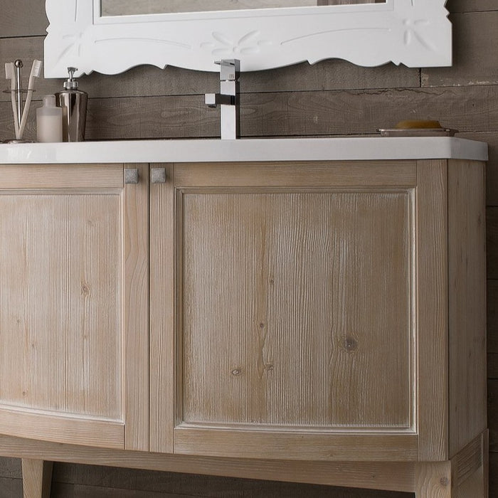 ante lavorate in legno massello del mobile bagno a terra della serie Ricordi 