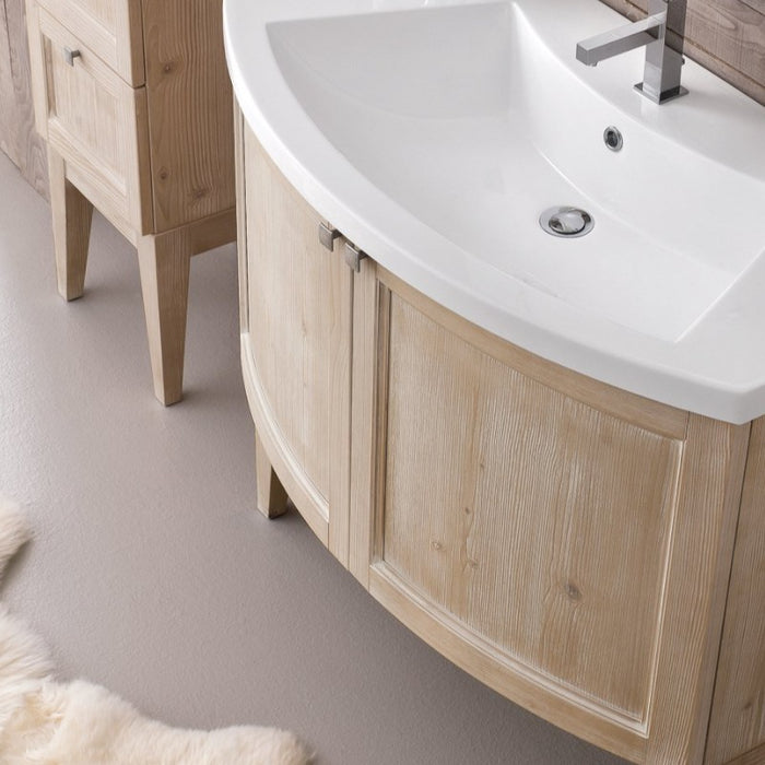 vista dall' alto con particolare del lavabo stondato in mineralguss e della colonna del mobile bagno classico a terra della serie Ricordi