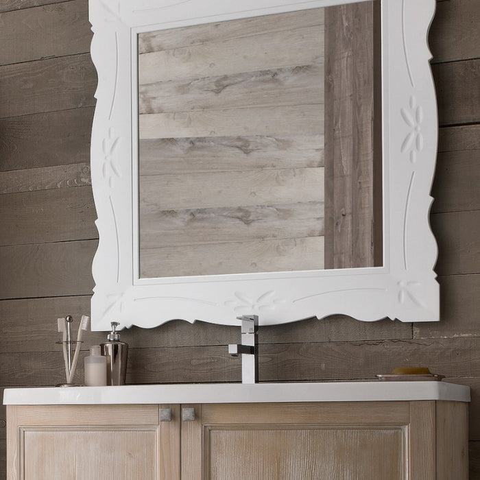 dettaglio dello specchio intarsiato bianco opaco della serie ricordi 