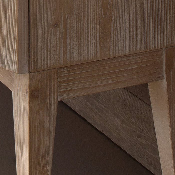 particolare dei piedi del mobile bagno a terra della serie Ricordi. Mobile bagno classico realizzato in legno massello