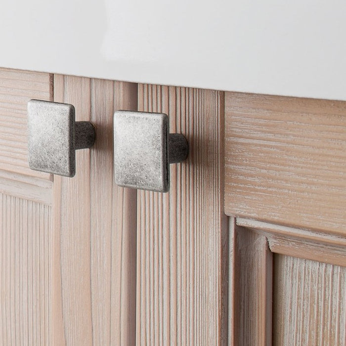 particolare dei pomoli anticati della serie di mobili bagno classici Ricordi