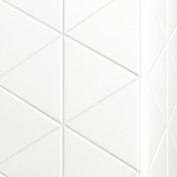 ambientazione della serie dresscode di ceramica settecento, color piano white matt triangolare