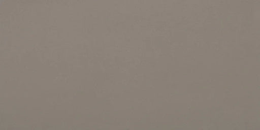 Dettaglio piastrella in gres porcellanato effetto tinta unita della collezione Elementi di Casalgrande, formato 12,5x25 cm, colore Basalto