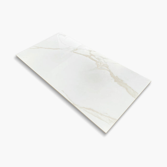 Foto dettaglio piastrella in gres porcellanato effetto marmo, Ceramiche Keope - Collezione Elements Lux, formato 60x120 cm, finitura silky, vellutata al tatto, colore Calacatta Gold. Ideale per pavimenti e rivestimenti di design.