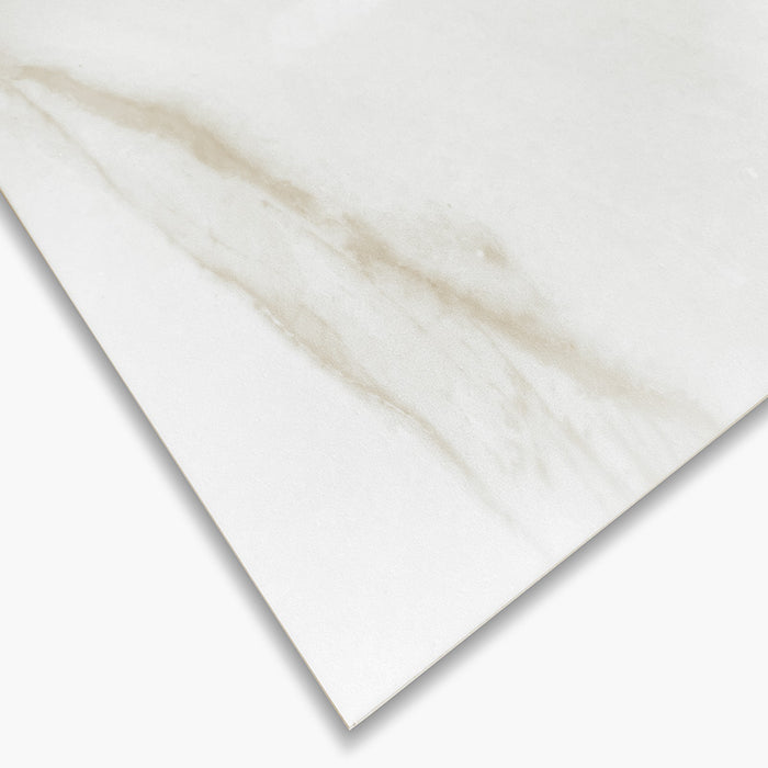 Foto dettaglio piastrella in gres porcellanato effetto marmo, Ceramiche Keope - Collezione Elements Lux, formato 60x120 cm, finitura silky, vellutata al tatto, colore Calacatta Gold. Ideale per pavimenti e rivestimenti di design.