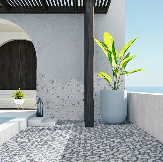 Terrazzo esterno con pavimento decorato e rivestimento in gres porcellanato esagonale, decoro in stile vietrese collezione dolcevita di mac 3