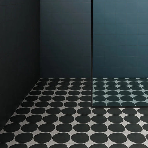 Dettaglio doccia walk in con pavimento in gres serie Futura di 41zero42, effetto decoro geometrico opaco, formato 15x15 cm, Colore Drop Black