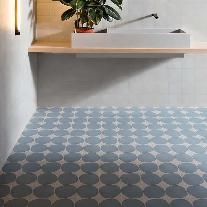 Dettaglio bagno con pavimento in gres serie Futura di 41zero42, effetto decoro geometrico opaco, formato 15x15 cm, Colore Drop Blue