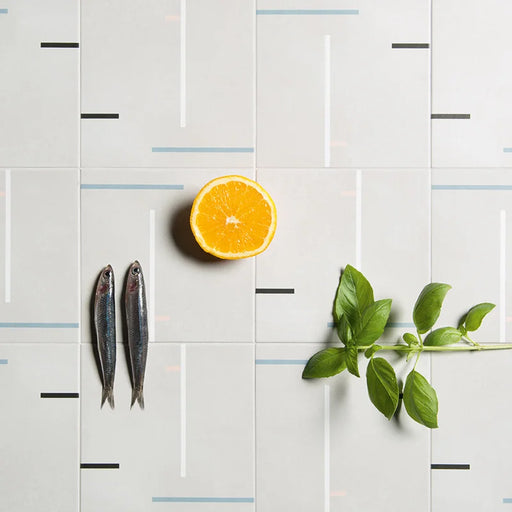 Dettaglio pavimento e rivestimento in gres serie Futura di 41zero42, effetto decoro geometrico rigato opaco, formato 15x15 cm, Colore Tubes