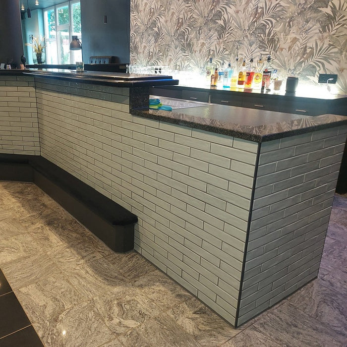 Rivestimento banco bar elegante con piastrelle mattoncino emerald lucide. collezione grace di self style by keradom