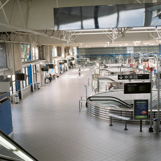 Centro commerciale con pavimento Gres Granito 1 Arkansas Casalgrande Padana, effetto graniglia opaco.