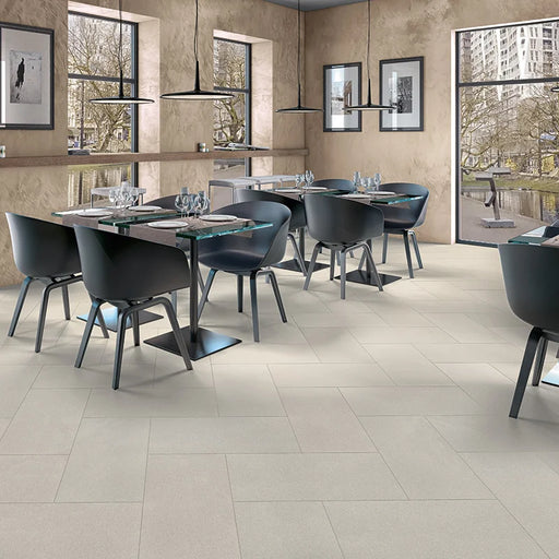 Ristorante con pavimento Gres Granito Evo Boston 30x60 Rettificato Casalgrande Padana, effetto graniglia opaco.