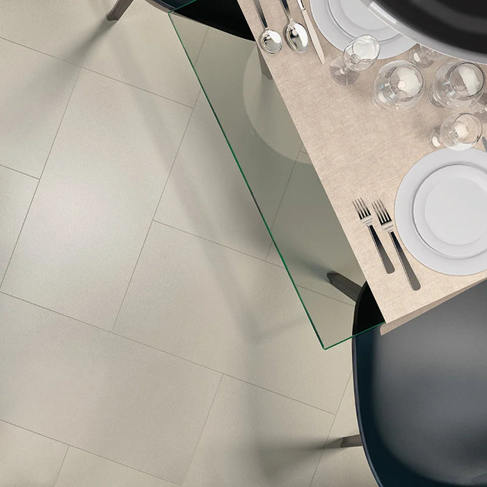 Ristorante con pavimento Gres Granito Evo Boston 30x60 Rettificato Casalgrande Padana, effetto graniglia opaco.