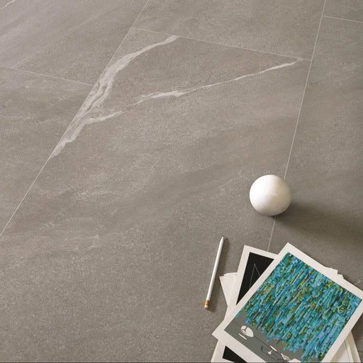 Pavimento in gres porcellanato antiscivolo r11, collezione chorus di keope ceramiche, colore silver
