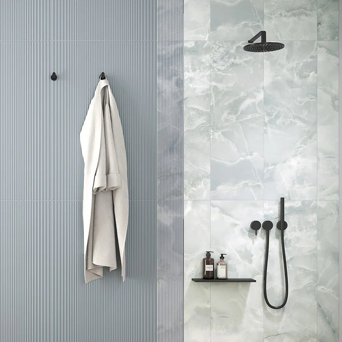 Doccia con rivestimento Cobalto della collezione Onici di Herberia Ceramiche in formato 33x100