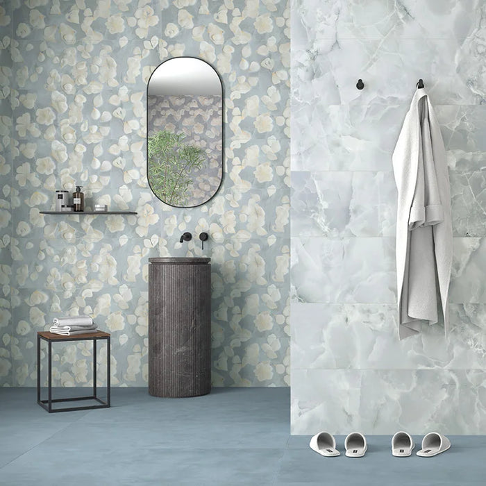 Bagno con rivestimento Petali Cobalto della collezione Onici di Herberia Ceramiche in formato 33x100