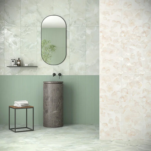 Bagno con rivestimento Petali Perla della collezione Onici di Herberia Ceramiche in formato 33x100