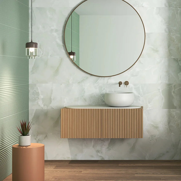 Bagno con rivestimento Smeraldo della collezione Onici di Herberia Ceramiche in formato 33x100