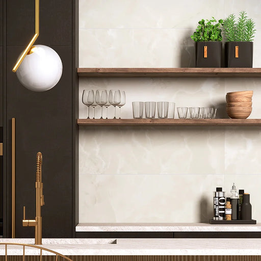 Cucina con rivestimento Perla della collezione Onici di Herberia Ceramiche in formato 33x100