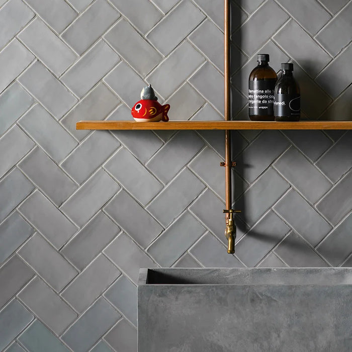 Dettaglio bagno con rivestimento in pasta bianca serie Hops di 41zero42, effetto mattoncino artigianale opaco, formato 7.5x15 cm, Colore Matte Grigio