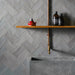 Dettaglio bagno con rivestimento in pasta bianca serie Hops di 41zero42, effetto mattoncino artigianale opaco, formato 7.5x15 cm, Colore Matte Grigio