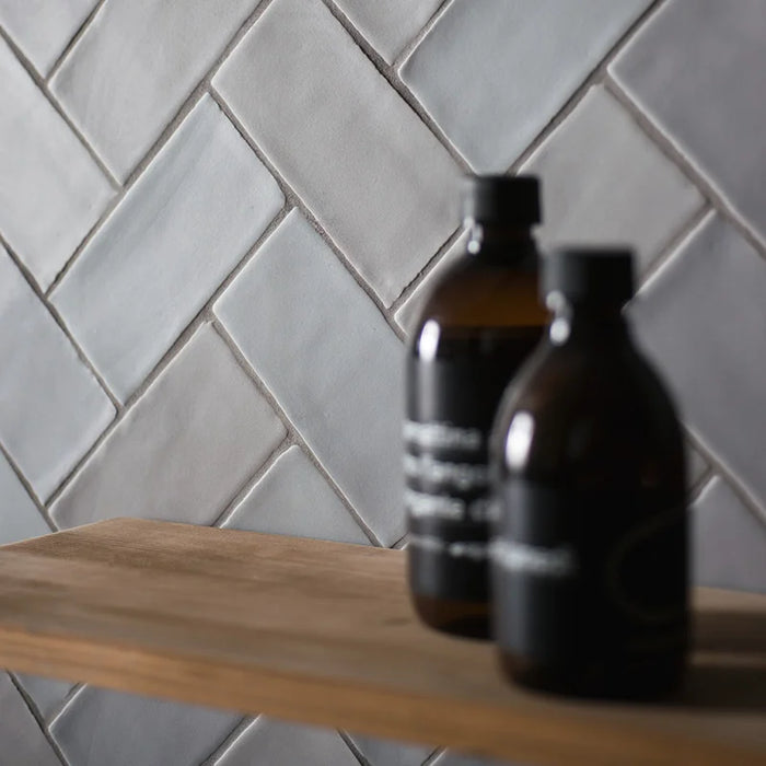 Dettaglio bagno con rivestimento in pasta bianca serie Hops di 41zero42, effetto mattoncino artigianale opaco, formato 7.5x15 cm, Colore Matte Grigio