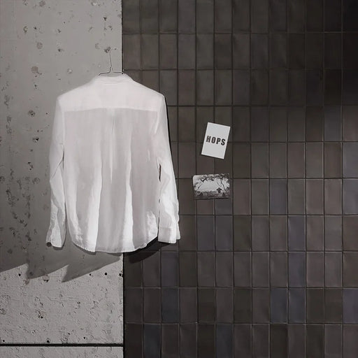 Dettaglio rivestimento in pasta bianca serie Hops di 41zero42, effetto mattoncino artigianale opaco, formato 7.5x15 cm, Colore Matte Nero