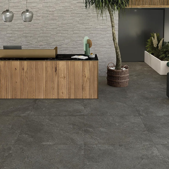 Reception con pavimento in gres porcellanato effetto pietra quarzite di Ceramiche Keope, collezione Arkè, formato 120x120, colore Anthracite