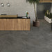 Reception con pavimento in gres porcellanato effetto pietra quarzite di Ceramiche Keope, collezione Arkè, formato 120x120, colore Anthracite