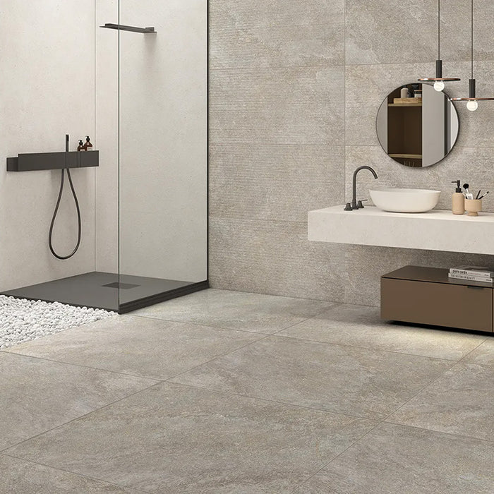 bagno moderno con rivestimento in gres porcellanato effetto pietra quarzite di Ceramiche Keope, collezione Arkè, formato 60x120, colore Grey